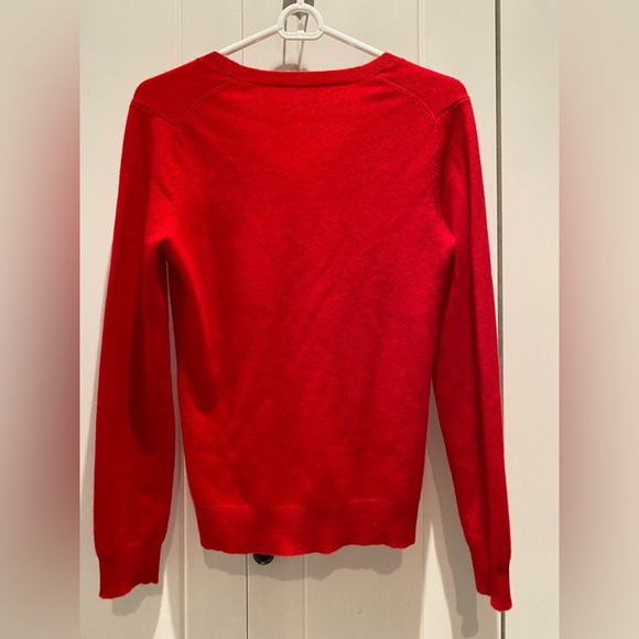 Red v-neck sweater - Picture 3 of 3